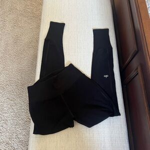 ALO Yoga Classic Black leggings medium rn #87370
Ca #00803 gently worn